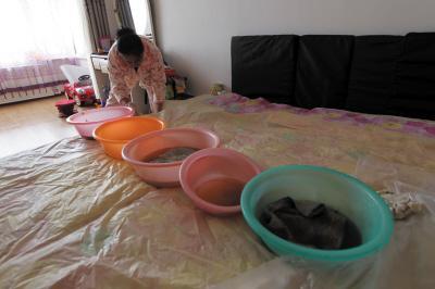 桥东楼上漏水，住户失联，小区没物管，业主维权难！律师来支招……